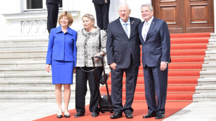 Daniela Schadt, Nechama Rivlin, Reuven Rivlin und Joachim Gauck am Montagvormittag vor Schloss Bellevue.