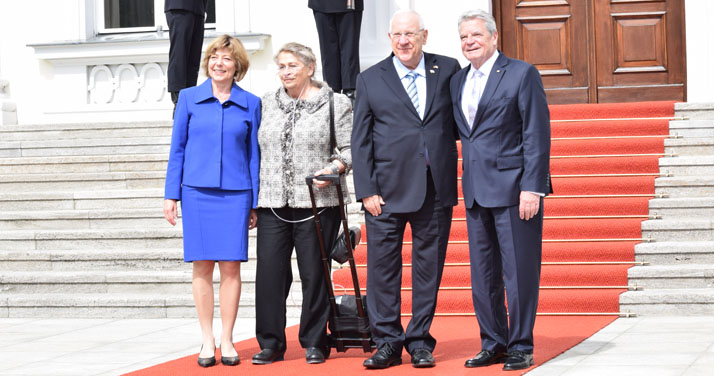 Daniela Schadt, Nechama Rivlin, Reuven Rivlin und Joachim Gauck am Montagvormittag vor Schloss Bellevue.