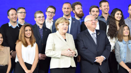 Merkel und Rivlin diskutierten mit Teilnehmern des Deutsch-Israelischen Jugendkongresses über die bilateralen Beziehungen ihrer Länder.