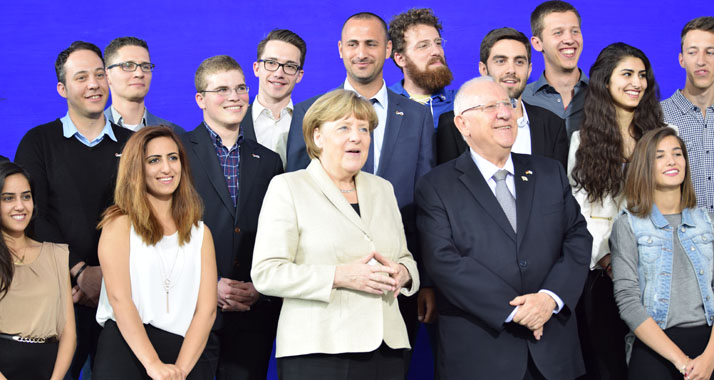 Merkel und Rivlin diskutierten mit Teilnehmern des Deutsch-Israelischen Jugendkongresses über die bilateralen Beziehungen ihrer Länder.