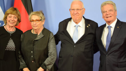 Die Präsidenten mit Begleitung in der Philharmonie: Daniela Schadt, Nechama und Reuven Rivlin, Joachim Gauck.