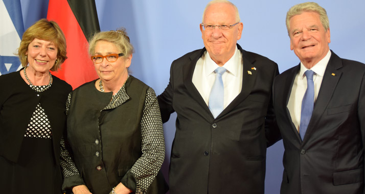 Die Präsidenten mit Begleitung in der Philharmonie: Daniela Schadt, Nechama und Reuven Rivlin, Joachim Gauck.