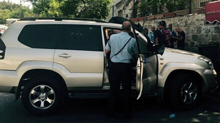 Mit diesem Fahrzeug hat der Palästinenser zwei Polizisten verletzt.