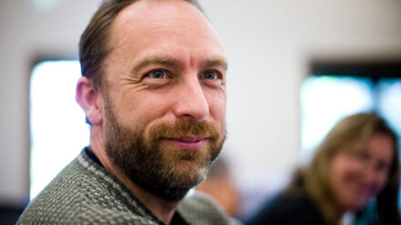 Der Mitbegründer von Wikipedia, Jimmy Wales, wünscht sich mehr Neutralität in den Berichten über den israelisch-palästinensischen Konflikt.
