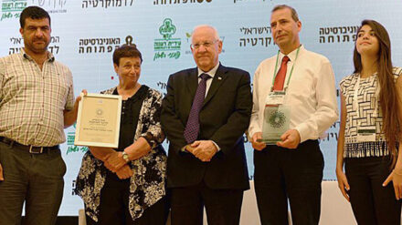 Staatspräsident Rivlin mit Vertretern der ausgezeichneten Schulen