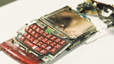 So kaputt wie dieses Smartphone scheinen die Beziehungen zwischen dem Konzern „Orange" und Israel.