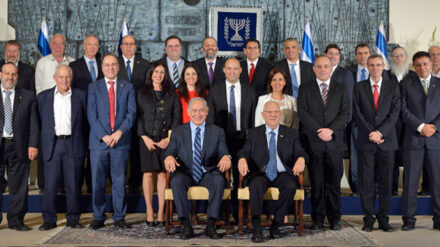Für das traditionelle „Familienfoto“ haben sich die Minister und Staatspräsident Rivlin im Präsidentenpalais versammelt.