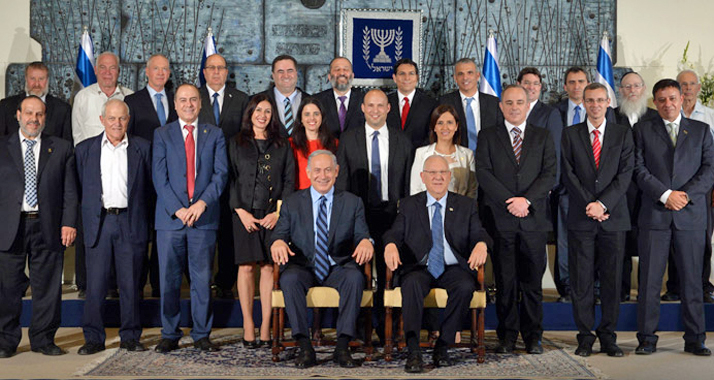 Für das traditionelle „Familienfoto“ haben sich die Minister und Staatspräsident Rivlin im Präsidentenpalais versammelt.