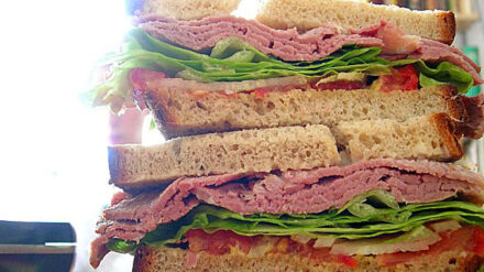 Bevor ein israelischer Soldat ein Sandwich verzehrt, sollte er sich über den Belag informieren.