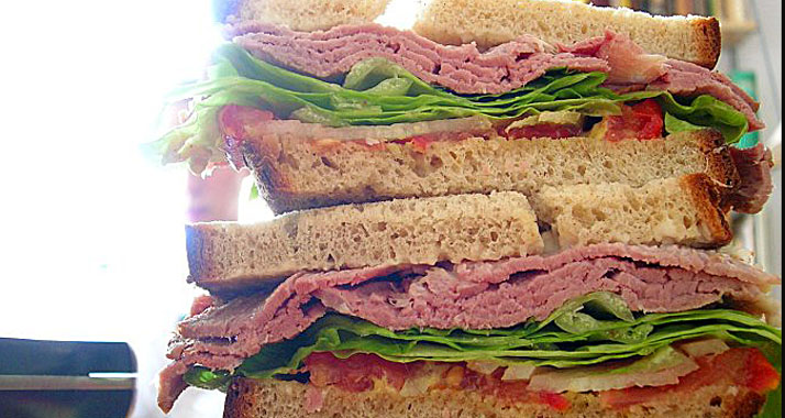 Bevor ein israelischer Soldat ein Sandwich verzehrt, sollte er sich über den Belag informieren.