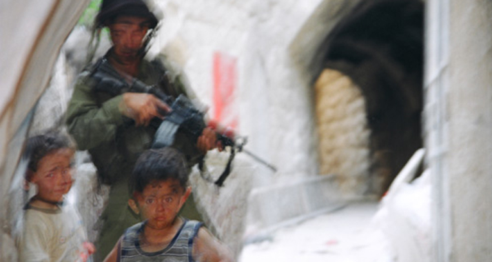 Soldat mit Kindern: Mit Bildern wie diesen kritisiert „Breaking the Silence“ den Umgang der Armee mit Palästinensern.