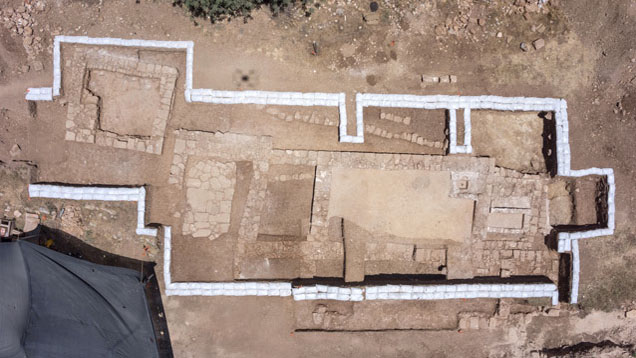 Der Grundriss einer byzantinischen Kirche zeichnet sich ab.