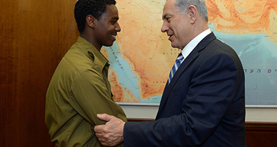 Soldat Pakada wird nach dem vermeintlich rassistischen Vorfall von Premier Netanjahu empfangen.