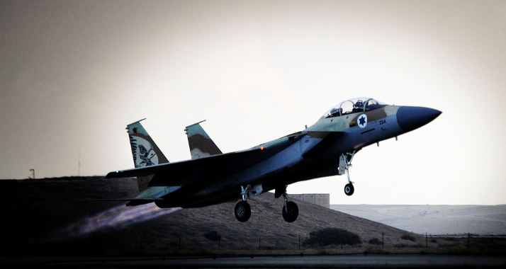 Piloten der israelischen Luftwaffe sollen demnächst mit einem intelligenten Helm ausgestattet werden, der bei der Unfallprävention hilft.