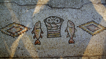 Das bekannteste Mosaik der Brotvermehrungskirche erinnert an das biblische Wunder der Speisung der 5.000.