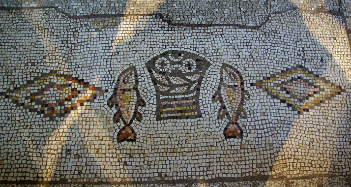 Das bekannteste Mosaik der Brotvermehrungskirche erinnert an das biblische Wunder der Speisung der 5.000.