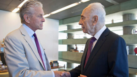 Altpräsident Schimon Peres (r.) hat den mehr als 20 Jahre jüngeren Schauspieler Michael Douglas scherzhaft ein „Baby“ genannt.