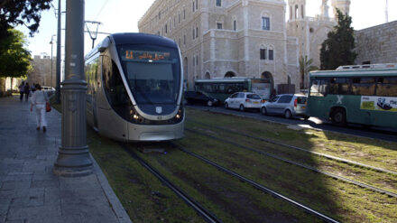 Die Jerusalemer Straßenbahn ist immer wieder Angriffen mit Steinen ausgesetzt.