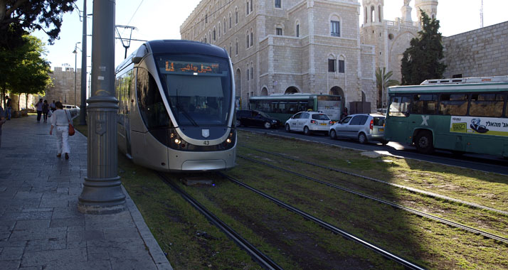 Die Jerusalemer Straßenbahn ist immer wieder Angriffen mit Steinen ausgesetzt.