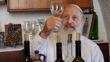 „Le Chaim“ – „auf das Leben“: Jechiel Jaschfe erhebt ein Glas Chardonnay aus seiner Produktion.
