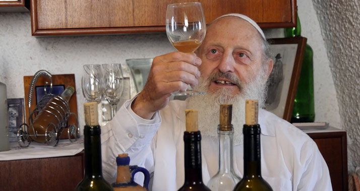 „Le Chaim“ – „auf das Leben“: Jechiel Jaschfe erhebt ein Glas Chardonnay aus seiner Produktion.
