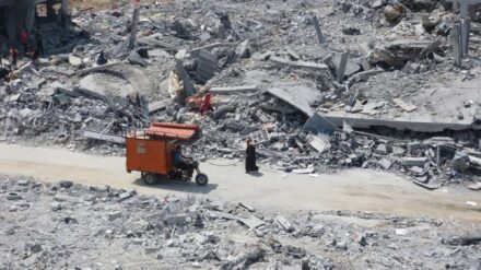 Im Gazastreifen wurde mit dem Wiederaufbau zerstörter Wohnhäuser begonnen. Im Bild: Ein Straßenzug in der Stadt Beit Hanun im August 2014.
