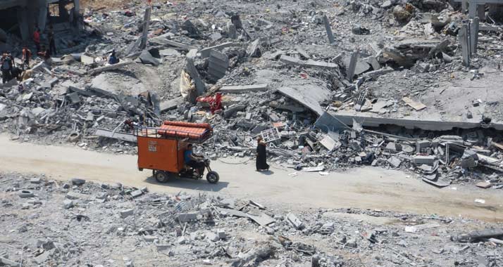 Im Gazastreifen wurde mit dem Wiederaufbau zerstörter Wohnhäuser begonnen. Im Bild: Ein Straßenzug in der Stadt Beit Hanun im August 2014.