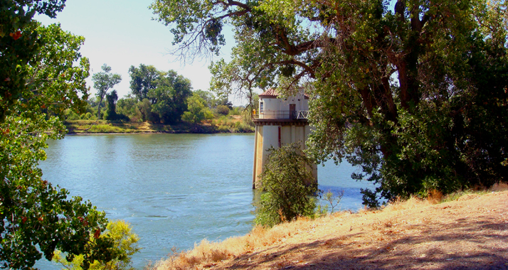 Ein Bild aus besseren Tagen: Der Sacramento River bei der kalifornischen Hauptstadt Sacramento führt heute weniger Wasser
