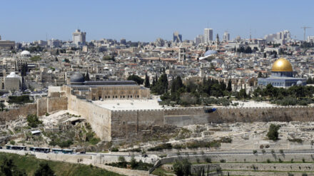 Blick auf die Jerusalemer Altstadt: Wo einst die beiden jüdischen Tempel standen, thront heute der Felsendom mit seiner vergoldeten Kuppel.