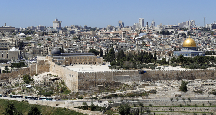 Blick auf die Jerusalemer Altstadt: Wo einst die beiden jüdischen Tempel standen, thront heute der Felsendom mit seiner vergoldeten Kuppel.