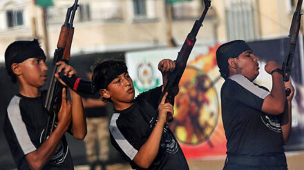 Palästinensische Jugendliche erlernen in Trainingslagern der Hamas den Umgang mit Schusswaffen. (Archivbild)