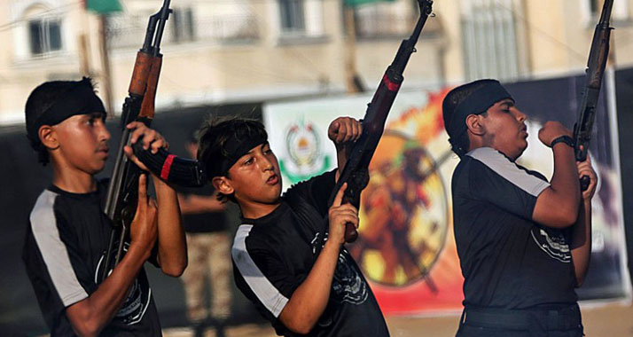 Palästinensische Jugendliche erlernen in Trainingslagern der Hamas den Umgang mit Schusswaffen. (Archivbild)