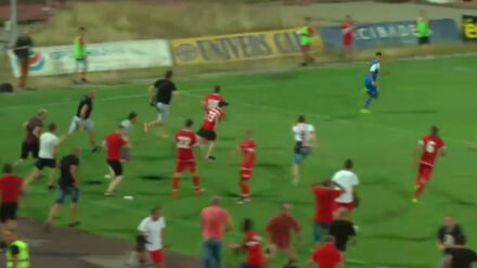 Auf der Flucht: Bulgarische Fans jagen einem israelischen Spieler hinterher.