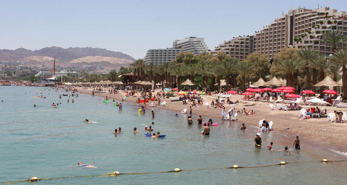 Abkühlung gesucht: Baden am Strand von Eilat.