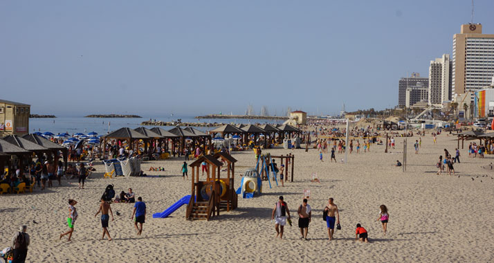 Langsam aber sicher erholt sich die Tourismusbranche von den Folgen des Gaza-Konfliktes. Im Bild: Strand in Tel Aviv