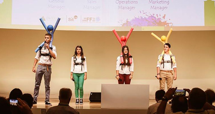 Die vier jungen Israelis präsentierten ihren Sicherheitsgurt „Sit Up".