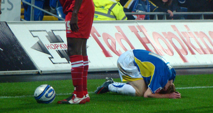 Spieler nach Foul am Boden: Die Jugendmannschaft von Maccabi Petah Tikwa erlitt eine Lebensmittelvergiftung. (Symbolfoto)