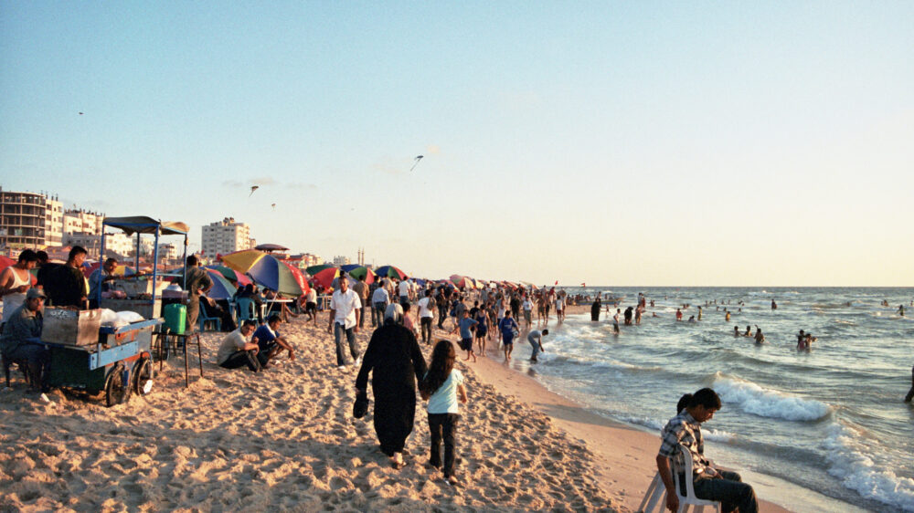 Die Hamas soll einen Maisverkäufer am Strand von Gaza so bedroht haben, dass dieser einen Selbstmordversuch unternahm.