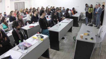 Der australische Botschafter besucht die Hochschule für ultra-orthodoxe Studierende.