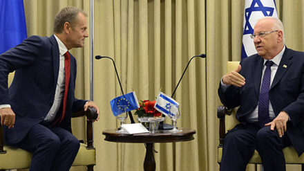 Donald Tusk (l.) sprach mit Reuven Rivlin unter anderem über die aktuelle Flüchtlingskrise.