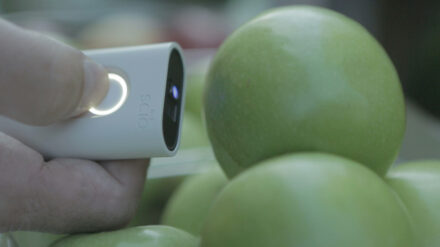 Ein Mini-Scanner der israelischen Firma „Consumer Physics" ermittelt die Inhaltsstoffe verschiedenster Produkte.