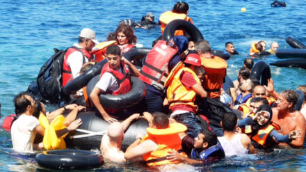 Mitarbeiter der Hilfsorganisation „IsraAID“ bringen Flüchtlinge, deren Boot gekentert ist, sicher an Land.