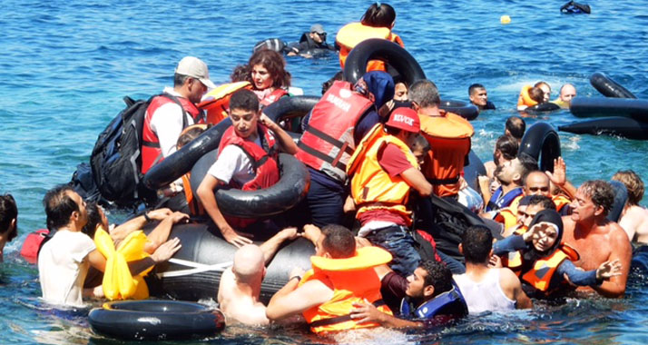 Mitarbeiter der Hilfsorganisation „IsraAID“ bringen Flüchtlinge, deren Boot gekentert ist, sicher an Land.