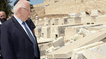 Zerschmetterte Grabsteine: Staatspräsident Rivlin begutachtet nach einem Angriff die Schäden auf dem jüdischen Friedhof am Ölberg.