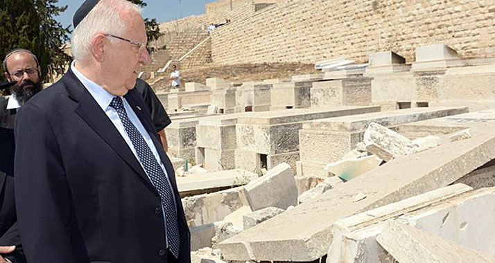 Zerschmetterte Grabsteine: Staatspräsident Rivlin begutachtet nach einem Angriff die Schäden auf dem jüdischen Friedhof am Ölberg.