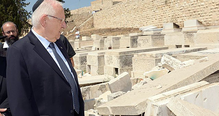 Zerschmetterte Grabsteine: Staatspräsident Rivlin begutachtet nach einem Angriff die Schäden auf dem jüdischen Friedhof am Ölberg.