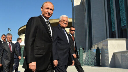 Putin (l.) und Abbas schreiten zur neuen Moschee