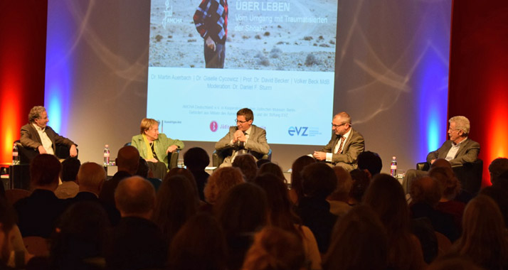 Bei der Podiumsdiskussion sprach unter anderen Grünen-Politiker Beck (2. v. r.)