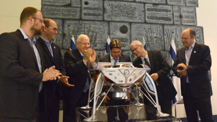 Der israelische Präsident Rivlin und das Team der Organisation „SpaceIL“ feiern den bisherigen Erfolg im Wettbewerb