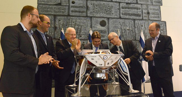 Der israelische Präsident Rivlin und das Team der Organisation „SpaceIL“ feiern den bisherigen Erfolg im Wettbewerb
